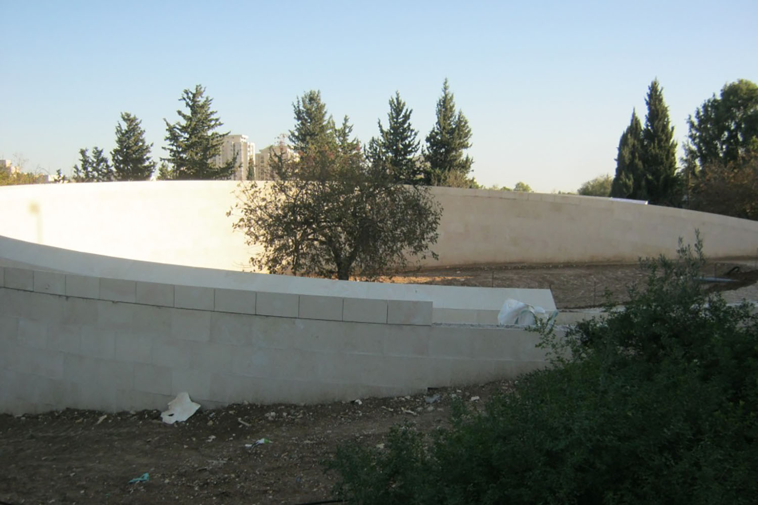 אנדרטת ההנצחה לחללי חטיבת הראל בגן סאקר (צילום: ויקיפדיה)
