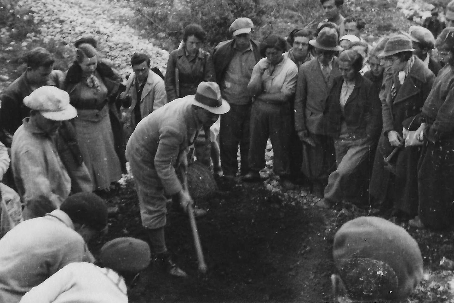 הבוטניקאי אלכסנדר איג נוטע את העץ הראשון בגן הבוטני הלאומי בהר הצופים (צילום: ויקיפדיה)