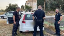 שוטרים ליד המכונית שבה נמצאה התינוקת (צילום: משטרת ישראל)