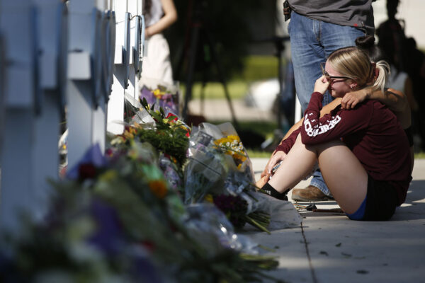 אתר ההנצחה לקורבנות שנהרגו בירי בבית הספר היסודי ביובלדי, טקסס (צילום: AP Photo/Dario Lopez-Mills)