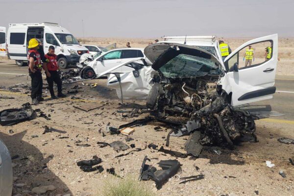 זירת התאונה בכביש הערבה בה נהרגו ארבעה בני אדם (צילום: דוברות כיבוי אש)