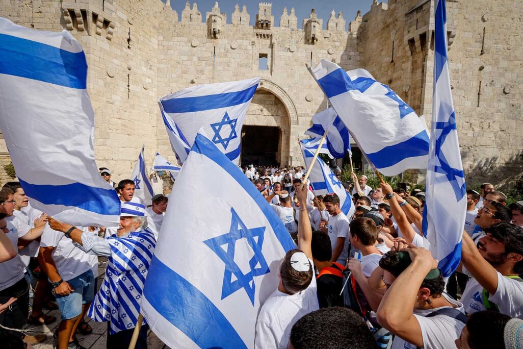 מצעד הדגלים בירושלים (צילום: אוליביה פיטוסי/פלאש 90) מצעד הדגלים בירושלים (צילום: אוליביה פיטוסי/פלאש 90)