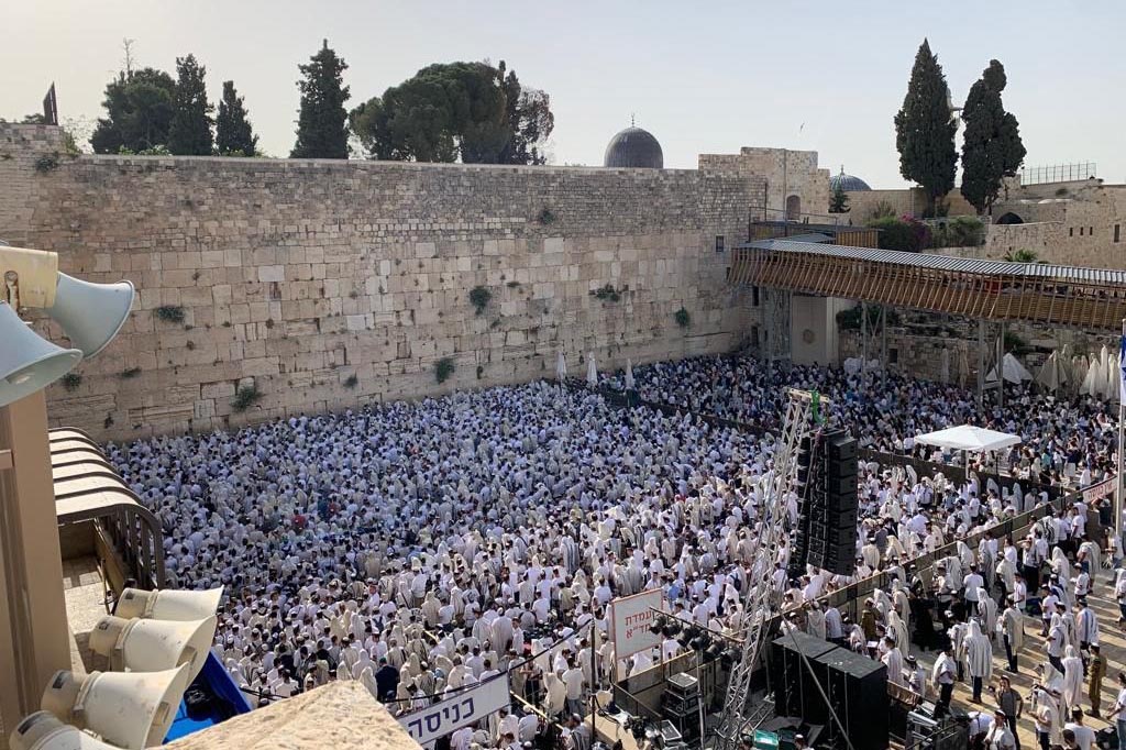 כ-7000 תלמידי ישיבות הסדר וגבוהות בתפילת שחרית חגיגית בכותל המערבי לרגל יום ירושלים. ללא קרדיט