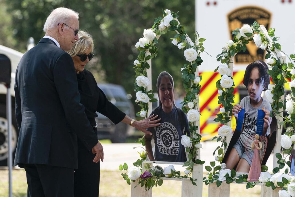 הנשיא ג'ו ביידן והגברת הראשונה ג'יל ביידן מבקרים באנדרטה בבית הספר היסודי רוב בטקסס (צילום: AP Photo/Evan Vucci)