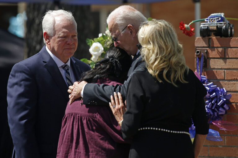 הנשיא ג'ו ביידן והגברת הראשונה ג'יל ביידן מנחמים את המנהלת מנדי גוטיירז, באנדרטה מחוץ לבית הספר היסודי רוב בטקסס (צילום: AP Photo/Dario Lopez-Mills)