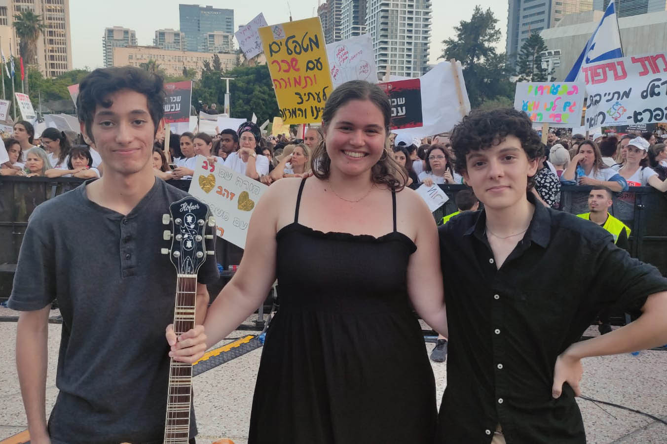 התלמידים שבאו לתמוך במורים. "חשוב לנו שיקבלו את מה שמגיע להם" (צילום: ניצן צבי כהן)