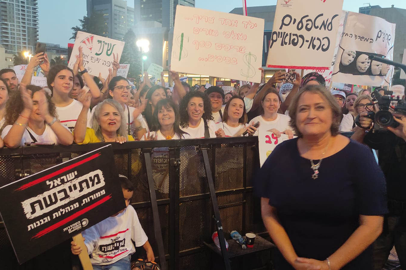 מזכ"לית הסתדרות המורים יפה בן דויד עם המפגינות (צילום: ניצן צבי כהן)