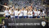 שחקניות מ.ס. קרית גת עם גביע המדינה בכדורגל וצלחת האליפות (צילום: ההתאחדות לכדורגל בישראל)