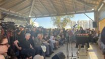 הלוויתו של היוצר ואיש התקשורת מודי בר-און בבית העלמין בראשון לציון (צילום: מטוויטר, שימוש לפי סעיף 27א לחוק זכויות יוצרים)