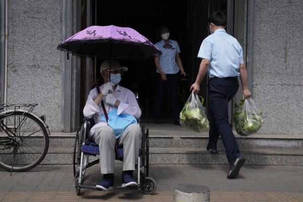אחרי קרוב לחודשיים: הרשויות בשנגחאי מתחילות להקל את הסגר ההדוק