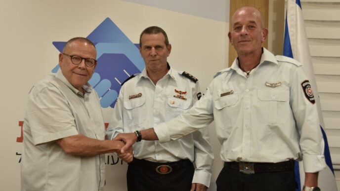 From the right: Firefighters' Union Chairman Avi Ankuri, Fire Commissioner Eyal Caspi and Histadrut Chairman Arnon Bar-David.  (Photo: Histadrut)