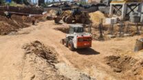 זירת תאונת טרקטור שבה נהרג עובד באתר בנייה בקרית גת (צילום: איחוד הצלה)
