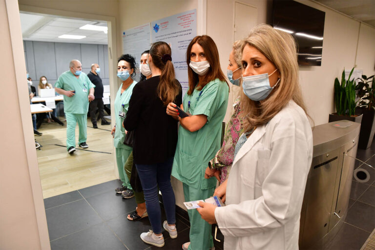 Medical staff from the Ichilov hospital wait to vote in the elections for the Histadrut in Tel Aviv on May 24, 2022. (Photo: Avshalom Sasoni / Flash90)