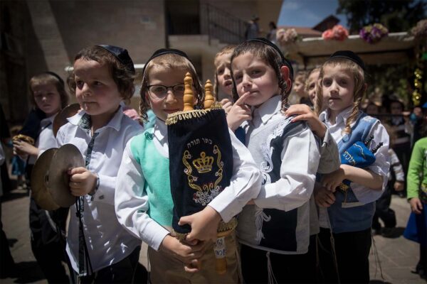 Jerusalem, 2018. In the Haredi neighbourhood of Mea Shearim, the children are excited for the holiday prayers (Photo: Yonatan Zindel / Flash 90)