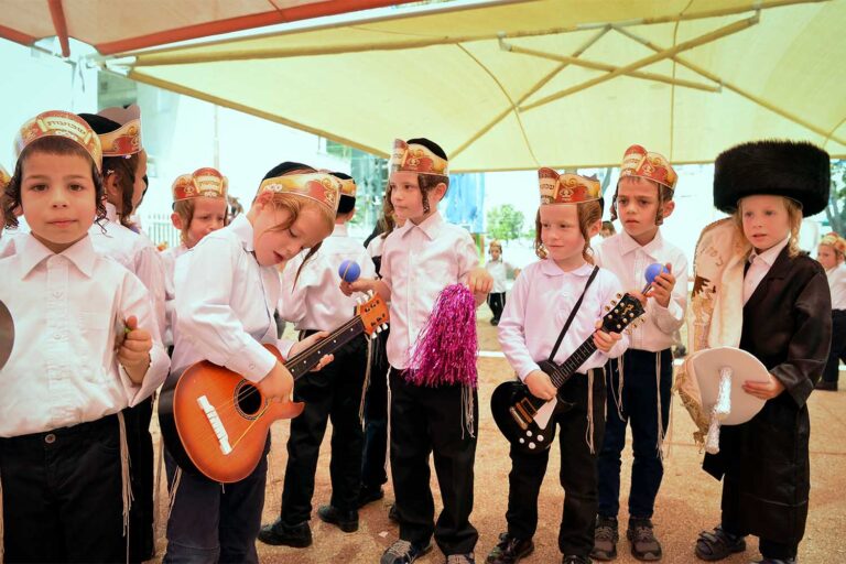 ירושלים, 2018. להקה מקומית שרה את שירי החג (צילום: יוסי זליגר / פלאש90)