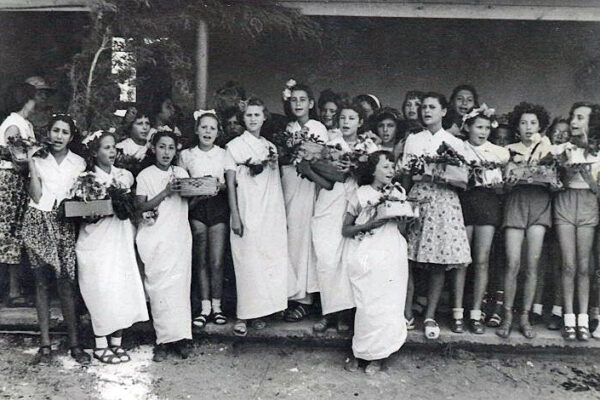 Kiryat Ono, 1950. The children of the flowers in Beit Ha'am (Photo: Kiryat Ono Archive, from the PikiWiki website)
