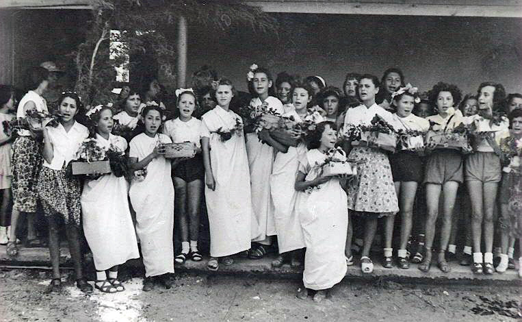 קריית אונו, 1950. ילדי הפרחים בבית העם (צילום: ארכיון קריית אונו, מתוך אתר פיקיויקי)