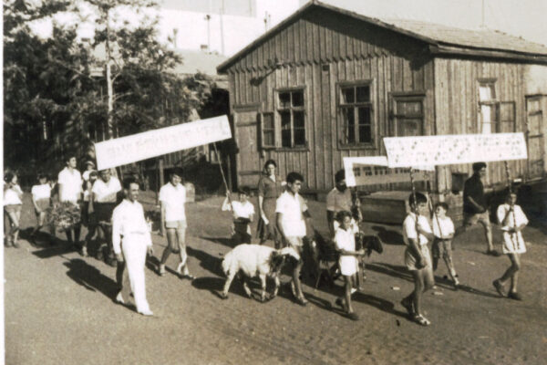 Kibbutz Givat HaShlosha, 1930s. The children of the young kibbutz march and carry signs celebrating the festival (Photo: Petach Tikvah Archive and Kibbutz Einat Archive, from the PikiWiki website)