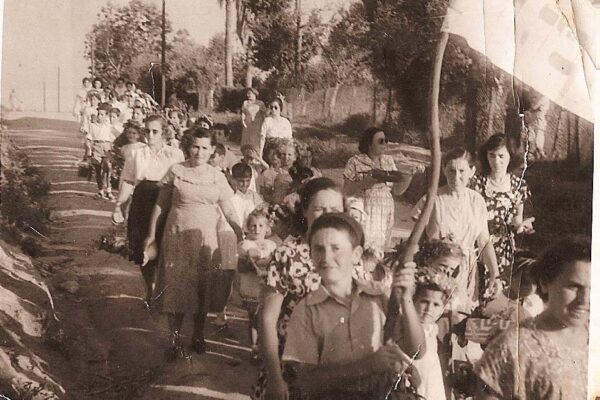 Moshava Givat Ada, between 1940 and 1960. Who wouldn’t come to a procession as exciting as this? (Photo: Property of the Dorot Association and the Givat Ada Moshava Archive, from the PikiWiki website)