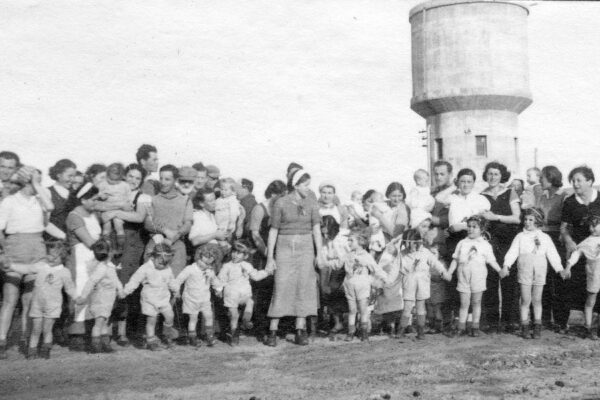 Kibbutz Ein HaHoresh, early 1940s. Shavuot is a celebration for the whole family (Photo: Ein HaHoresh Archive, from the PikiWiki website)
