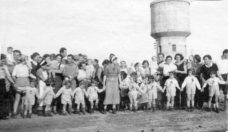 עין החורש, שנות ה-40 המוקדמות. חגיגה לכל המשפחה (צילום: ארכיון עין החורש, מתוך אתר פיקיויקי)
