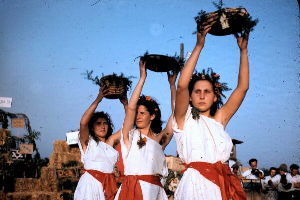 Kibbutz Givat Haim Meuchad, 1951. “Saleinu al k'tefeinu, rasheinu aturim” – Our baskets on our shoulders, our heads adorned with blooms (Photo: Givat Haim Meuchad Archive, from the PikiWiki website)