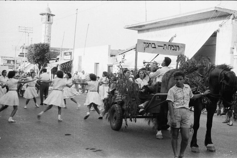 לוד, בין 1954 ל-1956. אי אפשר להמשיך את תהלוכת החג העירונית בלי הפסקה קצרה לריקוד מעגלים (צילום: יד ביד, מתוך אתר פיקיויקי)