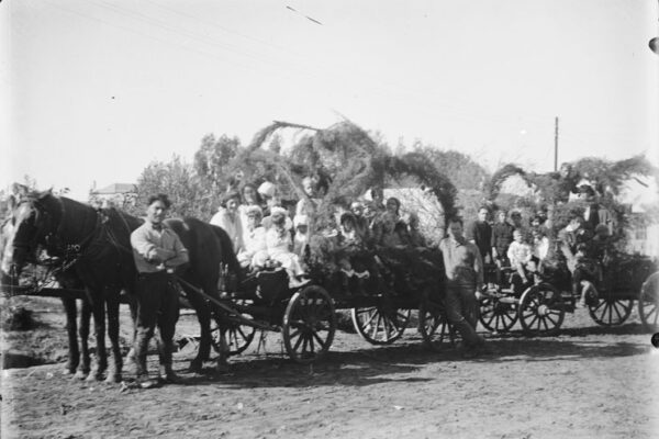 Hadera, between 1922 and 1948. Chariots are packed with children dressed in holiday attire (Photo: Hadera Khan Archives and Museum, from the PikiWiki website)