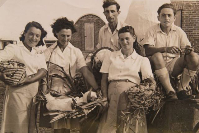 כפר מסריק, שנות ה-40. גם בלול חוגגים את ביכורי השנה החולפת (צילום: ארכיון כפר מסריק, מתוך אתר פיקיויקי)