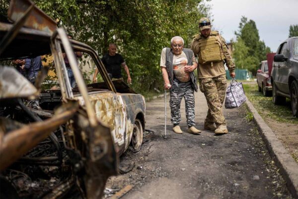 "כל דונייצק היא אזור מלחמה": טילים פגעו בבניין מגורים במזרח אוקראינה