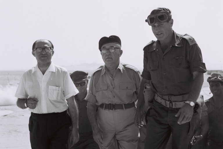 לאחר המלחמה: גביש (ראשון מימין) עם מנחם בגין ולוי אשכול בביקור אצל חיילים בסיני (צילום: משה מילנר, לע&quot;מ)