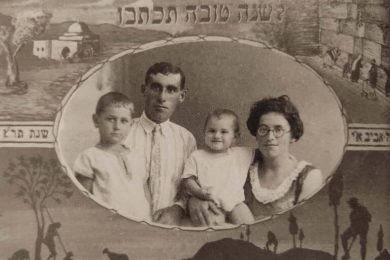 משפחת שקליאר (לימים גביש): ההורים בלה ואלחנן, והבנים שייקה הבכור ואברהם הצעיר (צילום: אלבום פרטי)