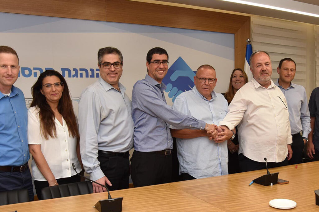 Representatives of the Histadrut, the Attorneys’ Union, and the Finance Ministry sign the collective agreement for Defense Ministry attorneys (Photo: Histadrut Spokesperson’s Office)