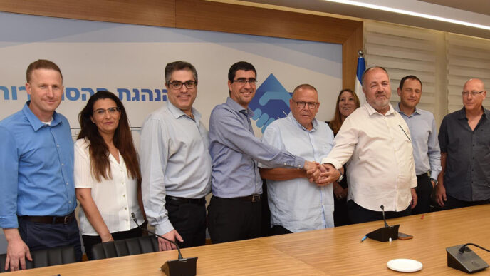 Representatives of the Histadrut, the Attorneys’ Union, and the Finance Ministry sign the collective agreement for Defense Ministry attorneys (Photo: Histadrut Spokesperson’s Office)