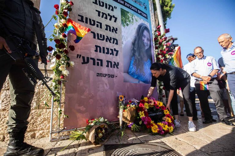 שרת התחבורה מירב מיכאלי מניחה זר למרגלות השלט המונף לזכרה של שירה בנקי, שנרצחה במקום הזה בפיגוע שנאה על ידי ישי שליסל ב2015 (צילום: דוד פרנקל)