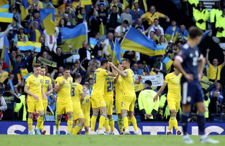 שחקני נבחרת אוקראינה חוגגים שער מול סקוטלנד במוקדמות המונדיאל. באוקראינה המלחמה שיבשה את המשחקים, ברוסיה הכול נמשך כרגיל (צילום: AP Photo/Scott Heppell)