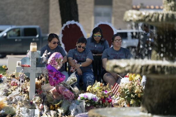 מורות באנדרטה לזכר הקורבנות שנהרגו בירי בבית הספר היסודי בטקסס  (צילום: AP Photo / Jae C. Hong)
