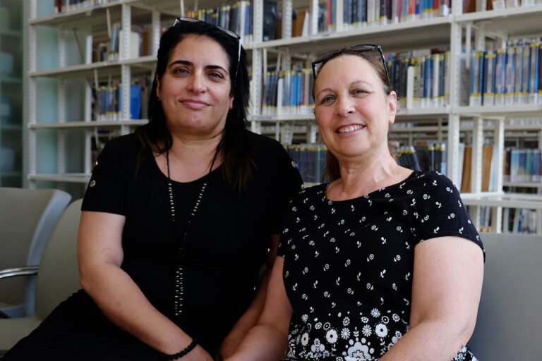 רונית פנחסי (משמאל) ונירה באחג'יאן. פנחסי: &quot;הספרייה מצליחה להחזיר אותי לילדות כל פעם מחדש&quot; (צילום: דוד טברסקי)