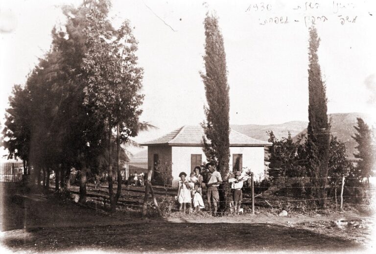 משפחת ברקין בכפר יחזקאל, 1930. דרורה, בת 8, קיצונית משמאל (צילום: אלבום פרטי)