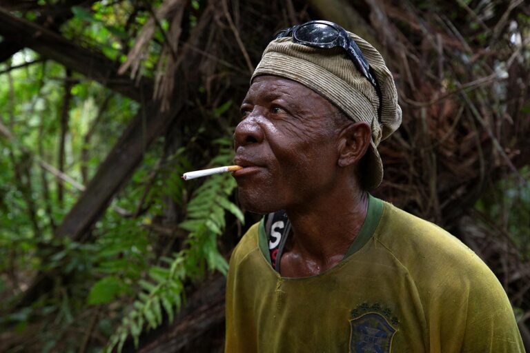 אגבונטולווה מריגי. הוא יודע שכריתת העצים מזיקה לסביבה, אבל עוסק בה למחייתו (צילום: REUTERS/Nyancho NwaNri)