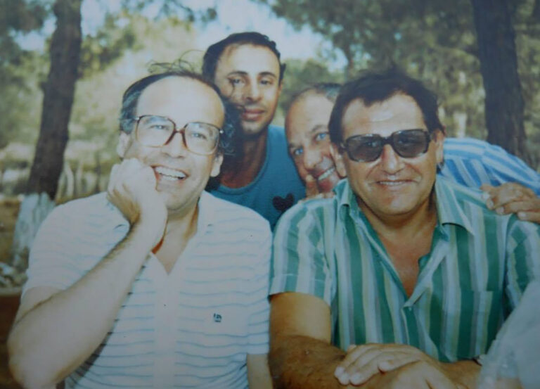 ענב (משמאל) עם חברים. &quot;כל פעם התארחנו אצל מישהו אחר, עשינו מסיבות, משחקי קלפים&quot; (צילום: אלבום פרטי)
