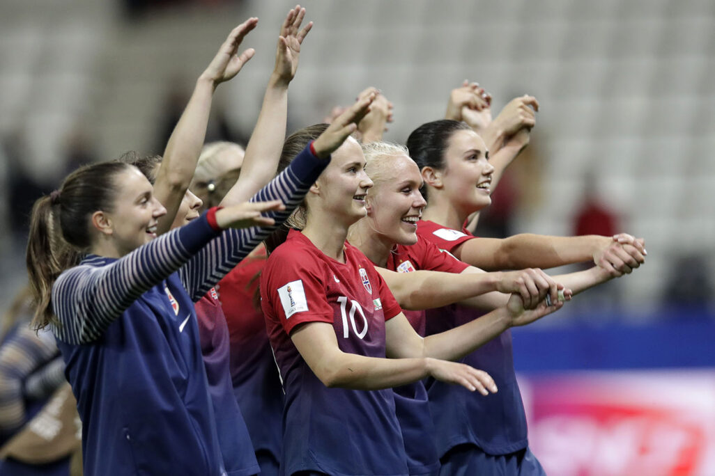שחקניות נבחרת נורווגיה (צילום: AP Photo/Alessandra Tarantino)