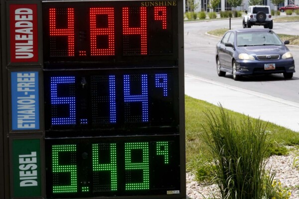 צניחת מחירי הדלק בארה״ב ממתנת מעט את האינפלציה, שנשארת גבוהה