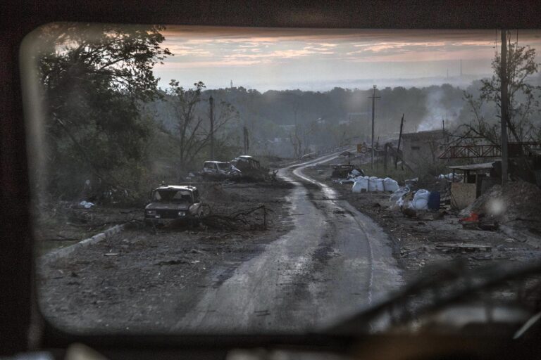הריסות מכוניות בצידי הדרך במחוז לוהנסק (צילום: AP Photo/Oleksandr Ratushniak)