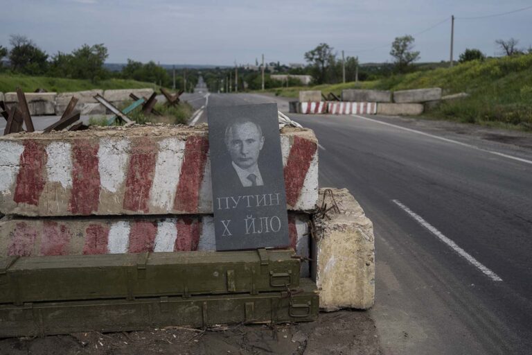 שלט תעמולה הלועג לנשיא רוסיה ולדימיר פוטין, כפי שצולם בדונצק שבמזרח אוקראינה (AP Photo/Bernat Armangue)