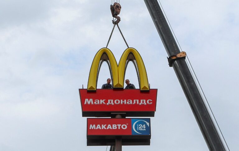 עובדים מסירים שלט מקדונלד'ס ברוסיה. סמל למצב חדש שאין ממנו דרך חזרה (צילום: REUTERS/Anton Vaganov)