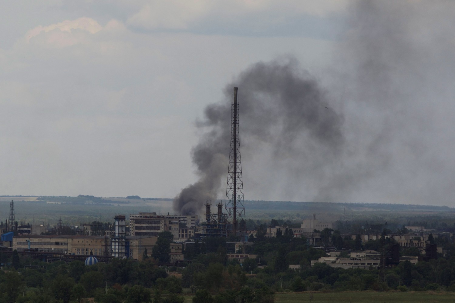 עשן מיתמר ממפעל הכימיקלים בסברודונצק אחרי מתקפה רוסית. ג'ונסון: &quot;הכוחות הרוסיים כותשים את אוקראינה צעד אחר צעד&quot; (צילום: REUTERS/Anna Kudriavtseva)