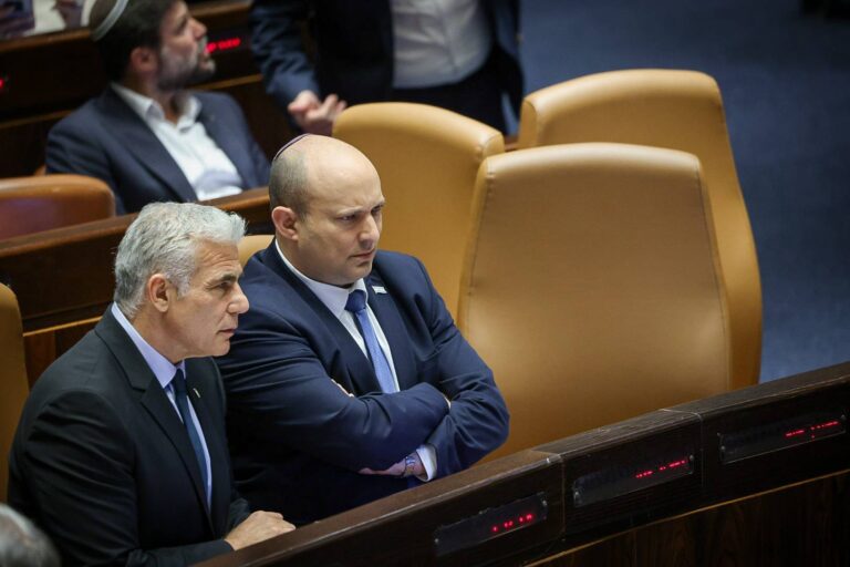 נפתלי בנט ויאיר לפיד במליאת הכנסת. "צריך למצוא את אותן נקודות שהן סוג של קונצנזוס" (צילום: דוברות הכנסת – נועם מושקוביץ)