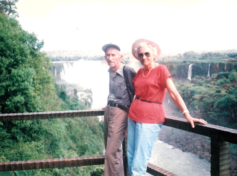 דרורה ויעקב בטיול במפלי איגואסו בברזיל. &quot;הייתי עם המשפחה כמעט בכל העולם. אנחנו אוהבים מאוד לטייל&quot; (צילום: אלבום פרטי)