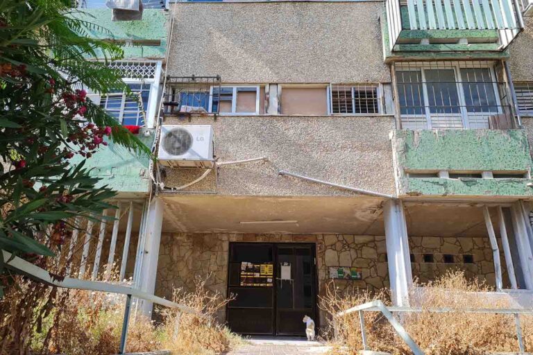 The building in Bat Yam from the outside. Destined for redevelopment, but no one knows when. (Photo: Hadas Yom Tov)